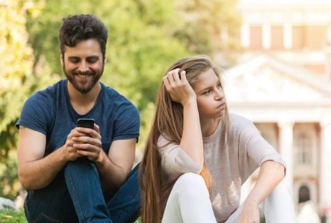 மனிதர்களைவிடுத்து ஸ்மார்ட்போனைக் கவனிப்போர் மனநலம் பாதித்தோர்?