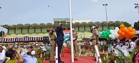 சுதந்திர தினம்: ஈரோட்டில் தேசியக் கொடியை ஏற்றினார் ஆட்சியர்