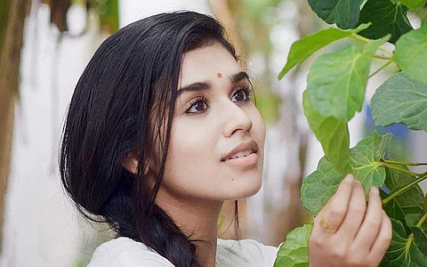 நடிகை மீனாட்சி கோவிந்தராஜன் பிரபல இயக்குநர் சுசீந்திரன் இயக்கத்தில் கடந்த 2019-ஆம் ஆண்டு வெளியான கென்னடி கிளப் திரைப்படத்தின் மூலம் தமிழ் திரையுலகில் அறிமுகமானவர்.