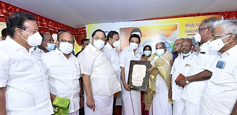 முதுபெரும் தலைவா் சங்கரய்யாவுக்கு ‘தகைசால் தமிழா்’ விருது: முதல்வா் ஸ்டாலின் நேரில் அளித்தாா்