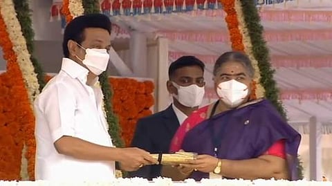 சென்னையில் நடந்த சுதந்திர தின விழாவில் டாக்டர் சாந்திதுரைசாமிக்கு அவ்வையார் விருது வழங்கினார் முதல்வர் மு.க.ஸ்டாலின்.