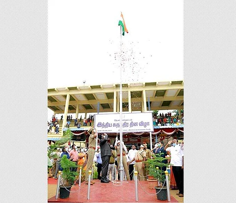 தேனியில் 75-வது சுதந்திர தின விழாவில் தேசியக் கொடியை ஏற்றி வைத்து  மரியாதை செலுத்தும் மாவட்ட ஆட்சியர் க.வீ.முரளீதரன்.