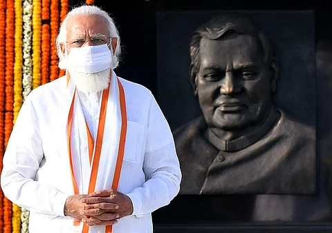முன்னாள் பிரதமர் வாஜ்பாயின் 3ஆம் ஆண்டு நினைவு தினத்தையொட்டி, தில்லியில் அவரது நினைவிடத்தில் பிரதமர் மோடி அஞ்சலி செலுத்தினார்.
