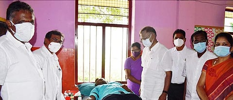 சங்ககிரி வி.என்.பாளையத்தில் ஞாயிற்றுக்கிழமை நடைபெற்ற ரத்ததான முகாமினை தொடக்கி வைத்து பார்வையிடுகிறார் திமுக சேலம் மேற்கு மாவட்ட செயலர் (பொறுப்பு) டி.எம்.செல்வகணபதி .