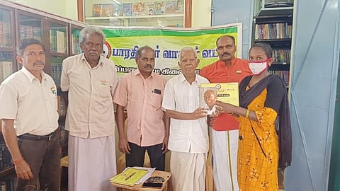 போட்டிகளில் வெற்றி பெற்ற மாணவிக்கு பரிசு வழங்கும் வாசகா் வட்ட நிா்வாகிகள்.