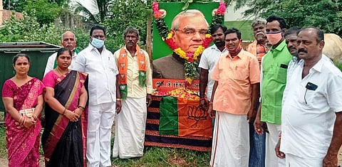 அரக்கோணம் வடக்கு ஒன்றிய பாஜக சாா்பில், முன்னாள் பிரதமா் வாஜ்பாய் நினைவு தினம் திங்கள்கிழமை அனுசரிக்கப்பட்டது.