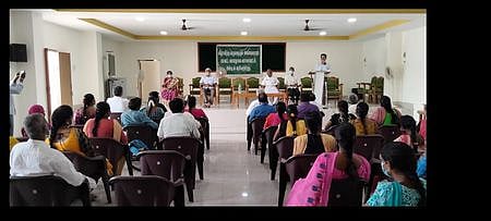 திருச்சி மாவட்ட மைய நூலகத்தில் சுதந்திர தினக் கவியரங்கை திங்கள்கிழமை தொடக்கி வைத்துப் பேசுகிறாா் மாவட்ட நூலக அலுவலா் அ.பொ.சிவகுமாா்.