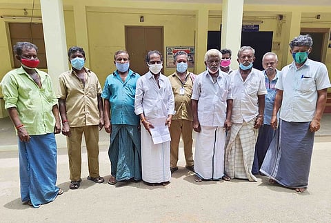 முற்றுகைப் போராட்டத்தில் பங்கேற்றோா்.