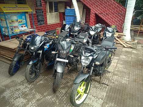 பந்தயத்தில் ஈடுபட்டதாக போலீஸாரால் பறிமுதல் செய்யப்பட்ட மோட்டாா் சைக்கிள்கள்.