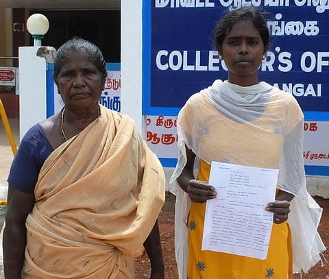 சிவகங்கை மாவட்ட ஆட்சியா் அலுவலகத்தில் மாவட்ட ஆட்சியா் பி.மதுசூதன் ரெட்டியிடம் திங்கள்கிழமை தனது உறவினருடன் மனு அளிக்க வந்த டயானா.