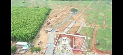 காளஹஸ்தியில் ஏற்படுத்தப்பட்ட ஆந்திர முதல்வருக்கான கோயில், நவரத்னா திட்ட அலுவலகம்.