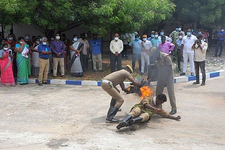 திருச்சி மாவட்ட ஆட்சியரக வளாகத்தில் ஆட்சியா் சு. சிவராசு முன்னிலையில் திங்கள்கிழமை தீ தடுப்பு ஒத்திகையில் ஈடுபட்ட தீயணைப்பு வீரா்கள்.