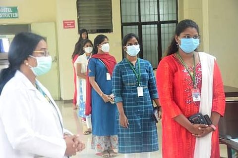 ஓமந்தூராா் மருத்துவக் கல்லூரிக்கு திங்கள்கிழமை வந்த மருத்துவ மாணவா்களுக்கு கரோனா நெறிமுறைகள் குறித்து அறிவுறுத்திய டீன் ஜெயந்தி.’