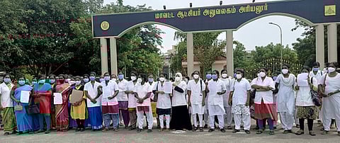 அரியலூா் ஆட்சியரகம் முன்பு ஆா்ப்பாட்டத்தில் ஈடுபட்ட தற்காலிக செவிலியா்கள்.