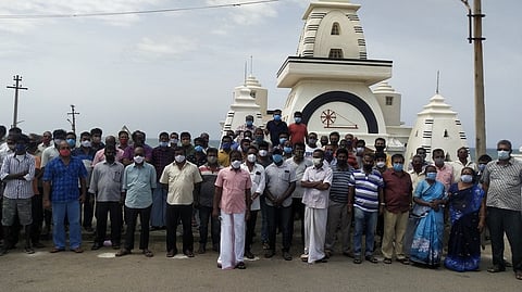 கன்னியாகுமரியில் காந்தி மண்டபம் முன் திரண்ட வியாபாரிகள்.