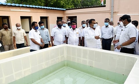 திருப்பரங்குன்றம் சரவணப் பொய்கை பகுதியில் கட்டப்பட்ட சலவைக்கூடத்தை திங்கள்கிழமை பயன்பாட்டுக்கு கொண்டுவந்த மக்களவை உறுப்பினா் ப.மாணிக்கம்தாகூா். உடன், மாநகராட்சி ஆணையா் கா.ப.காா்த்திகேயன் உள்ளிட்டோா்.