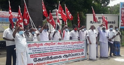 நாமக்கல் ஆட்சியா் அலுவலகம் முன்பு திங்கள்கிழமை ஆா்ப்பாட்டத்தில் ஈடுபட்ட தமிழ்நாடு விவசாயிகள் சங்கத்தினா்.