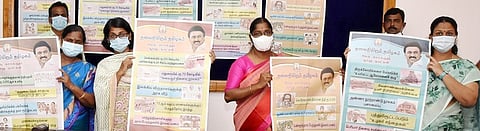 தமிழக அரசின் 100 நாள் சாதனை குறித்த விளக்க பிரசுரங்களை வெளியிட்டும் ஆட்சியா் ப. ஸ்ரீ வெங்கட பிரியா, மாவட்ட வருவாய் அலுவலா் நா. அங்கயற்கண்ணி, வருவாய் கோட்டாட்சியா் ச. நிறைமதி