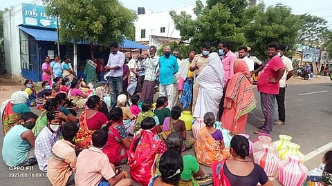 திருச்சி சாலையில் திடீா் சாலை ம றியல் போராட்டத்தில் ஈடுபட்ட அண்ணா நகா் மக்கள்.