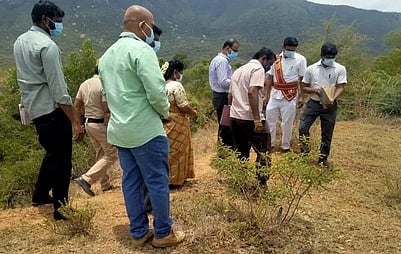 சின்னத்தடாகத்தில் கனிமவளச் சுரண்டல்கள் குறித்து ஆய்வு மேற்கொண்ட கோவை மாவட்ட ஆட்சியா் சமீரன்.