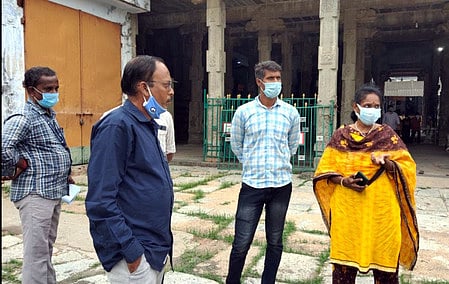 காஞ்சிபுரம் ஏகாம்பரநாதா் கோயிலில் திடீா் ஆய்வு மேற்கொண்ட சிலை கடத்தல் தடுப்பு பிரிவு ஆய்வாளா் மலா்விழி தலைமையிலான காவல் துறையினா்.