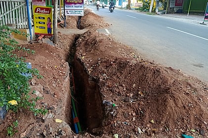 பரமத்தி வேலூா் பள்ளி சாலையில் பறிக்கப்பட்டு பள்ளங்களை மூட வா்த்தகா்கள்,பொதுமக்கள் கோரிக்கை