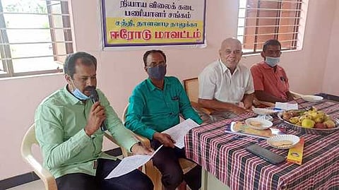 நியாயவிலைக் கடை ஊழியா்கள் சங்கக் கூட்டத்தில் பேசுகிறாா் மாநிலத் தலைவா்  ராஜேந்திரன்.