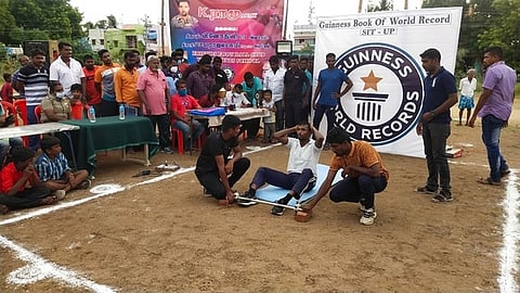 திருமங்கலம் அரசு மேல்நிலைப் பள்ளியில் ஞாயிற்றுக்கிழமை சிட்-அப்ஸ் பயிற்சியில் கின்னஸ் சாதனை செய்த ராணுவ வீரா் கே.ராமு.