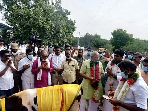 நாமக்கல் மாவட்டம் புதுப்பாளையத்தில் கோ பூஜை செய்து சாமி தரிசனம் செய்த மத்திய இணை அமைச்சர் எல்.முருகன்.