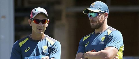 ஆரோன் ஃபிஞ்சுடன் லேங்கர் (இடது)