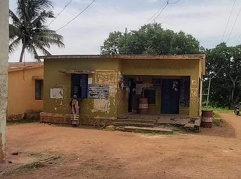 வெறிச்சோடும் வாழக் கோம்பை ரேஷன் கடை