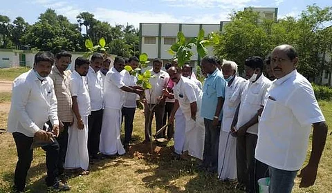 ஜி.கே.மூப்பனாரின் 90 ஆவது பிறந்தநாளை ஒட்டி கும்மிடிப்பூண்டி அடுத்த தலையாரிப்பாளையம் அரசு மேல்நிலைப்பள்ளி வளாகத்தில் 96 மரக்கன்றுகள் நடப்பட்டது.