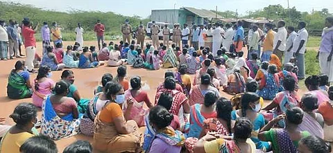 டாஸ்மாக் கடையை இடமாற்றம் செய்யக்கோரி ஆர்ப்பாட்டம் நடத்தும் மீனவ கிராம பெண்கள்