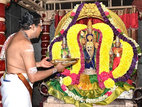 திருத்தணி முருகன் கோயில் ஆடிக்கிருத்திகை திருவிழாவில் சிறப்பு தீபாராதனையில் வள்ளி,தெய்வானையுடன் முருகப்பெருமான்.
