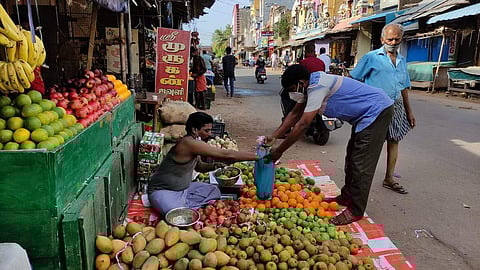 சீர்காழியில் விறுவிறுப்பாக நடைபெறும் பழங்கள், பூக்கள் விற்பனை.