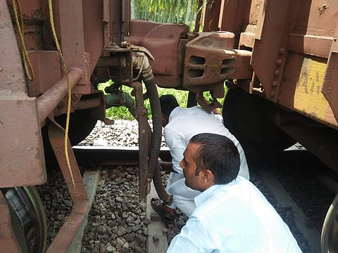 ஆம்பூர் அருகே பழுதாகி நின்ற சரக்கு ரயில்.