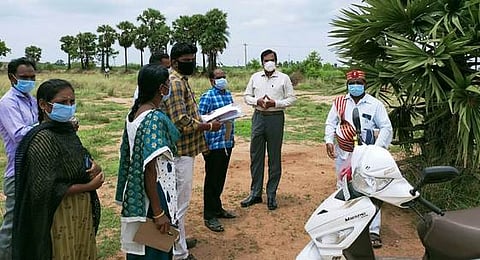 தக்கோலத்தில் வீட்டுமனைப் பட்டா வழங்கத் தோ்வு செய்யப்பட்ட நிலத்தை ஆய்வு செய்த ராணிப்பேட்டை மாவட்ட ஆட்சியா் ஏ.ஆா்.கிளாஸ்டன் புஷ்பராஜ்.