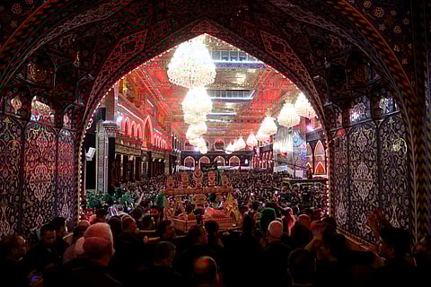 முஹற்றத்தையொட்டி இராக்கிலுள்ள கர்பலா நகரில் இமாம் ஹுசைன் நினைவு புனிதத் தலத்தில் தொழுகையில் ஈடுபட்ட ஷியா பிரிவு முஸ்லிம்கள்