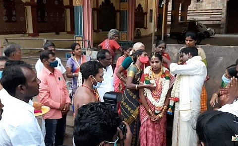 வைத்தீஸ்வரன்கோயில் ஆலய வாசலில் நின்று தாலி கட்டிக்கொண்ட புதுமண தம்பதியினர்