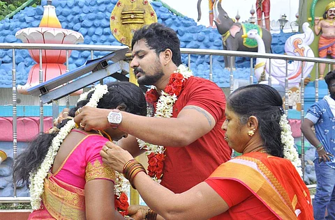வேல் முன்பே தாலியை கட்டி வழிபட்ட தம்பதியினர்.