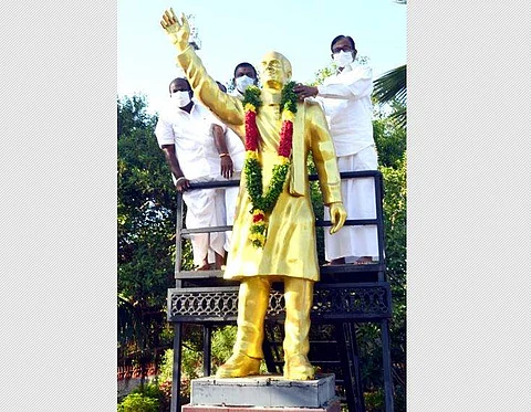 முன்னாள் பாரத பிரதமர் ராஜீவ் காந்தி பிறந்த நாளையொட்டிகாரைக்குடியில் ராஜீவ் காந்தி சிலைக்கு மாலையணிவித்து மரியாதை செலுத்திய ப. சிதம்பரம்.