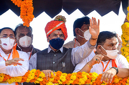 குஜராத் மாநிலம், ராஜ்கோட்டில் மக்கள் ஆசி யாத்திரையை வியாழக்கிழமை தொடக்கிவைத்த மத்திய சுகாதாரத் துறை அமைச்சா் மன்சுக் மாண்டவியா.