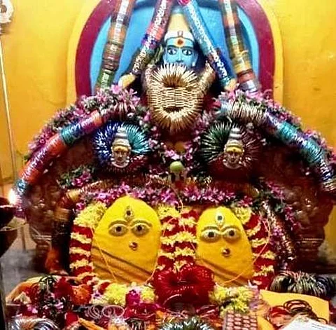 வரலட்சுமி நோன்பினையொட்டி சங்ககிரி பழைய எடப்பாடி சாலை பகுதியில் உள்ள அருள்மிகு ஓங்காளியம்மன், பேச்சியம்மன்சுவாமிகளுக்கு வெள்ளிக்கிழமை செய்யப்பட்டிருந்த சிறப்பு அலங்காரம்