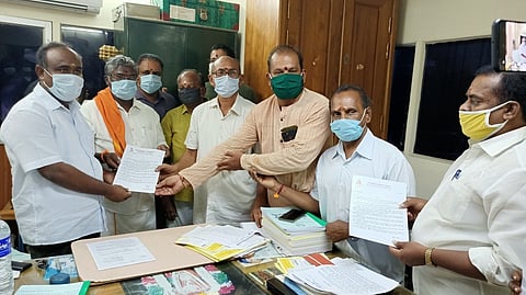 ஸ்ரீவில்லிபுத்தூா் ஆண்டாள் கோயில் செயல் அலுவலா் இளங்கோவனிடம் வியாழக்கிழமை மனு அளித்த அனைத்தந்திய இந்து சமுதாயக் கூட்டமைப்பினா்.