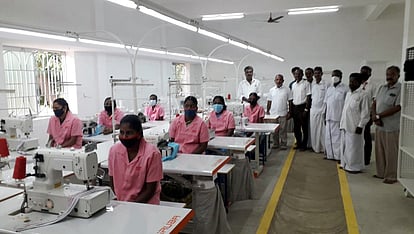 வேதாரண்யம் அருகே கத்தரிப்புலத்தில் ஆயத்த ஆடை வடிவமைக்கும் பணி தொடக்க நிகழ்ச்சியில் பங்கேற்றோா்.