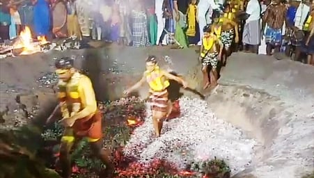 திருப்புவனம் அருகே வெள்ளிக்கிழமை பள்ளிவாசல் முன்பு தீ மிதித்து மொகரம் பண்டிகையை கொண்டாடிய இந்துக்கள்.