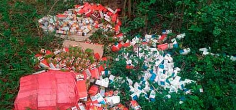 பெரியகுளம், தீா்த்தத்தொட்டி செல்லும் வழியில் குடியிருப்புகளுக்கு அருகே கொட்டப்பட்டுள்ள மருத்துவக் கழிவுகள்.