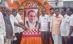 குடியாத்தத்தில்  ராஜீவ் காந்தி  உருவப்  படத்துக்கு  மலரஞ்சலி  செலுத்திய  காங்கிரஸாா்.