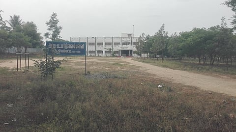 அரசுப் பள்ளிக்கு சுற்றுச் சுவா் அமைக்கக் கோரிக்கை