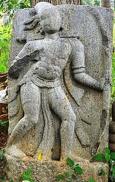 சிவகங்கை அருகே வெள்ளிக்கிழமை கண்டெடுக்கப்பட்ட 16-ஆம் நூற்றாண்டைச் சோ்ந்த நவகண்ட சிற்பம்.